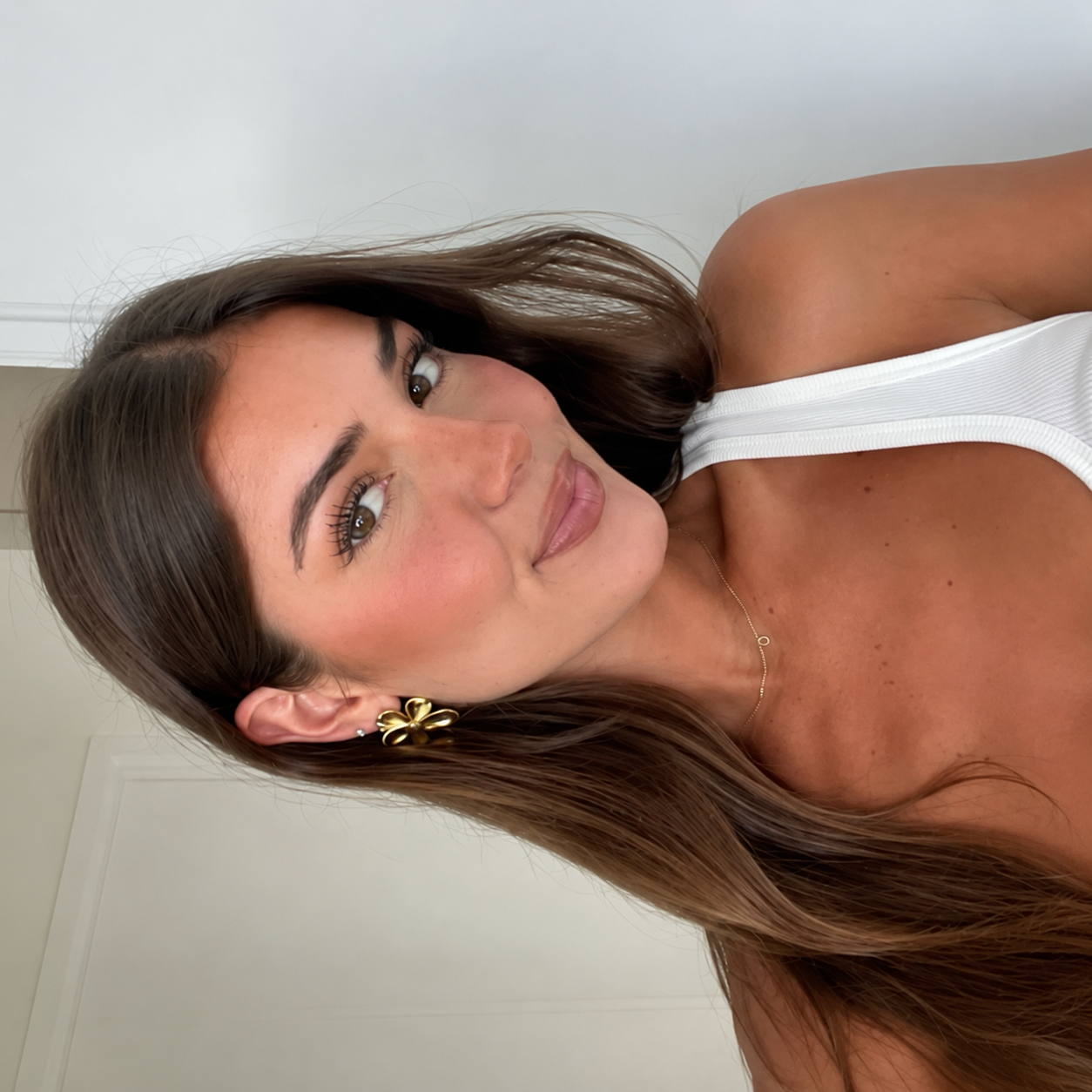 files/Chic_Gold_Earring_Selfie.png